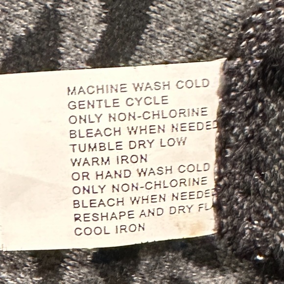 Banana Republic sweater dress. SZ 10.Gray/Black animal print. Red zipper in back - Picture 4 of 4